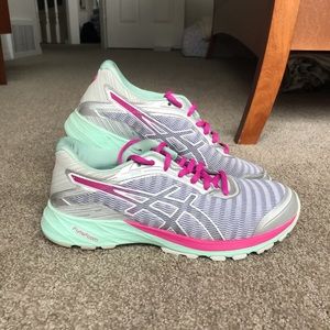 💕🦋Asics Women DYNAFLYTE Running Shoe